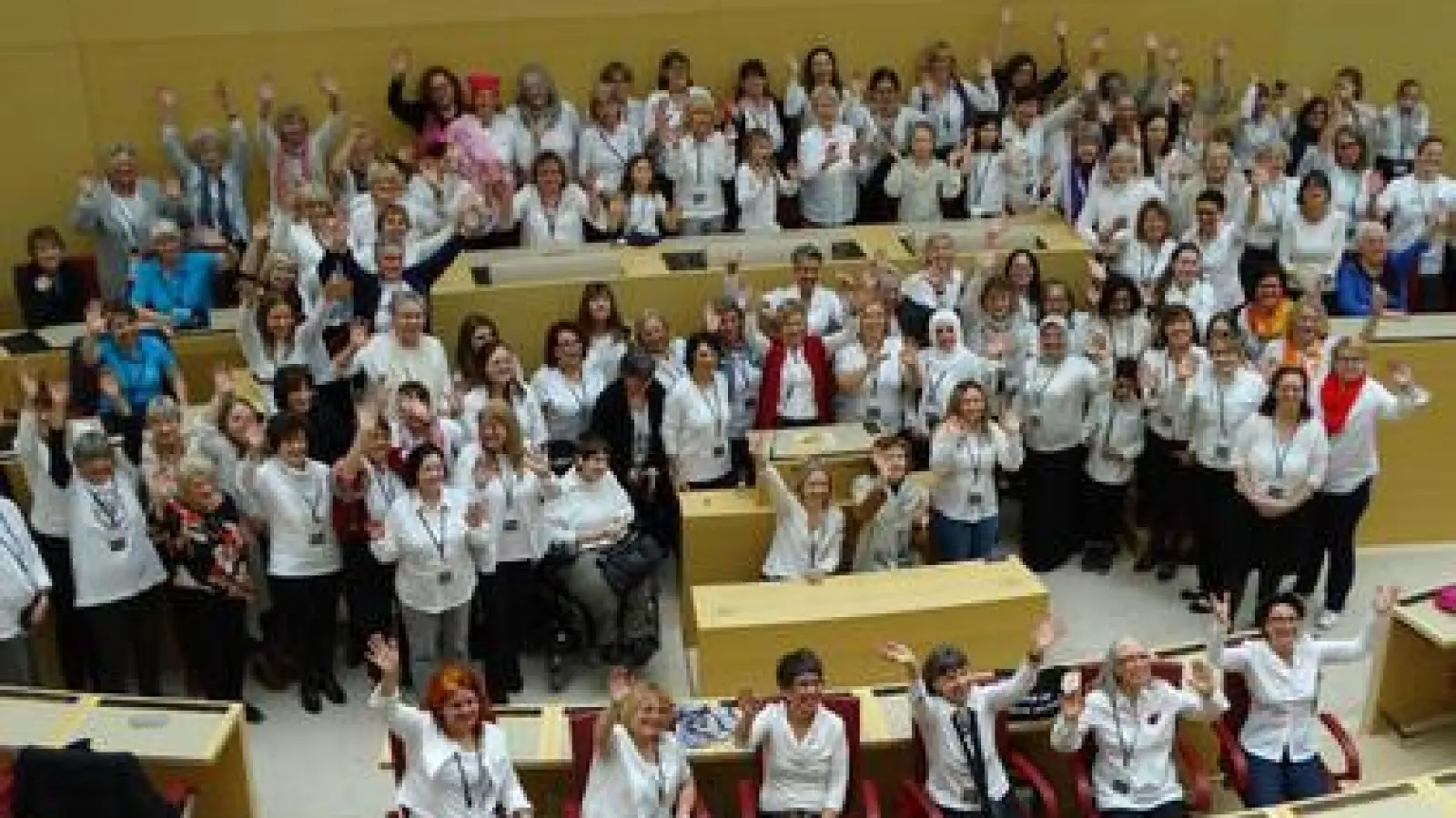 150 Frauen   aus Aichach-Friedberg „besetzten” den Plenarsaal des Bayerischen Landtags. 	Foto: Brigitte Glas (Foto: Brigitte Glas)