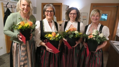 <b>Blumen</b> gab es für die scheidenden Manuela Rath, Resi Kornprobst, Rosi Pröbstl und Maria Eichner (von links). (Foto: Josef Ostermair)