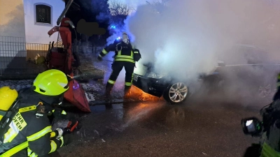<b>Beginnend im Motorraum</b> fing ein Mercedes in Inchenhofen Feuer. Die Leahader Feuerwehr löschte den Brand. (Foto: Feuerwehr Inchenhofen)