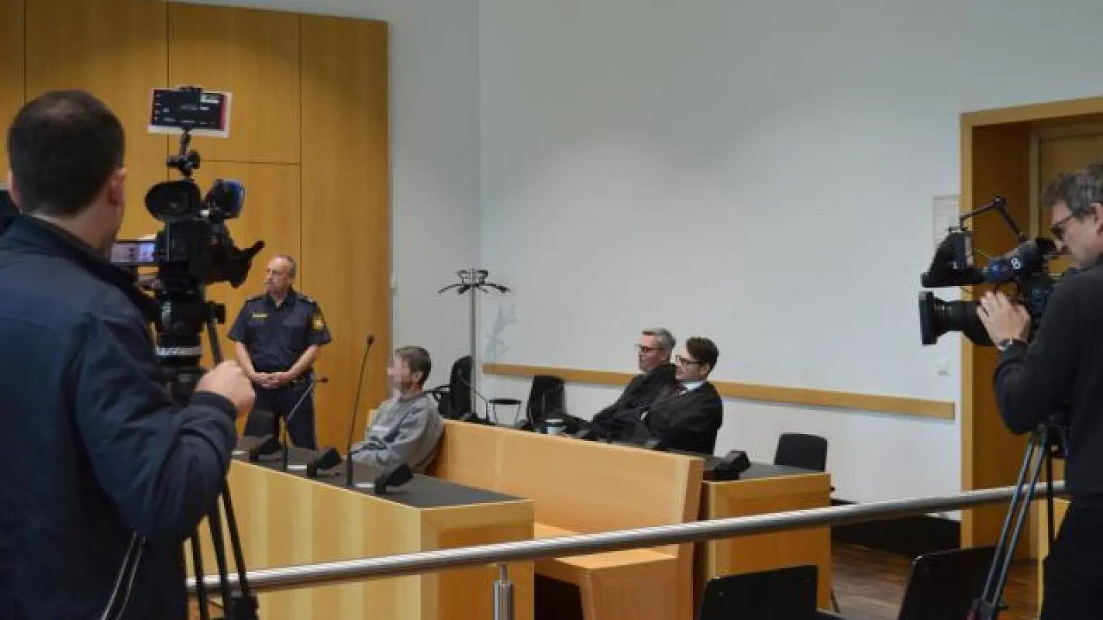 Im April 2019   wurde Stefan E., hier mit seinen Anwälten Klaus Rödl und Michael Zapf (Mitte von links), zu lebenslänglicher Haft verurteilt. Die Verteidiger legten Revision ein.	Foto: Monika Grunert Glas (Foto: Monika Grunert Glas)