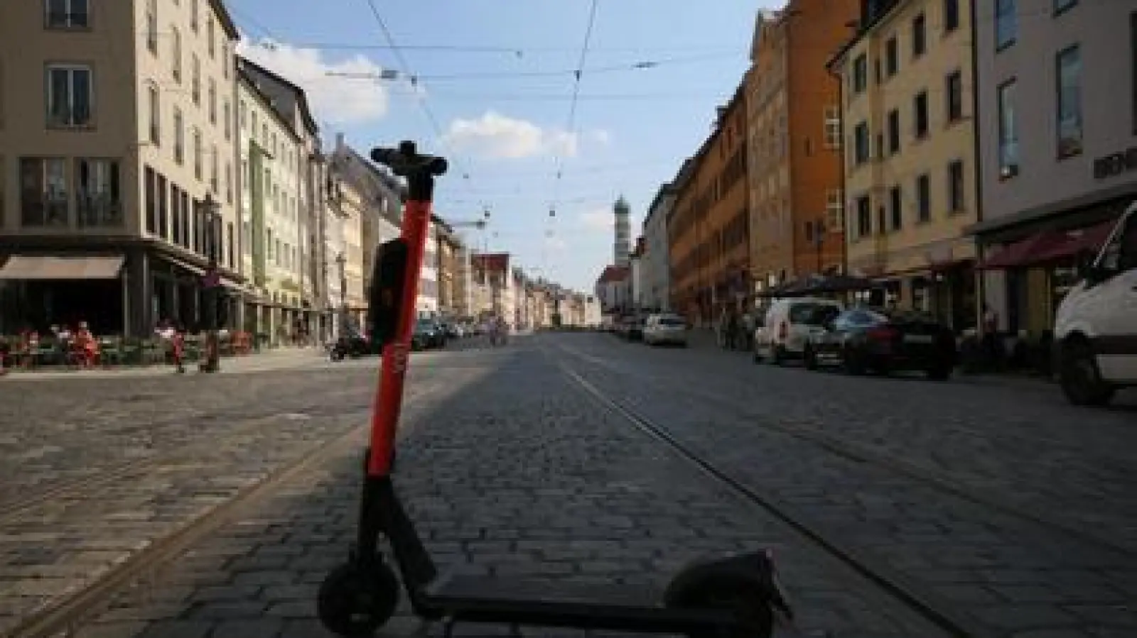 100 E-Scooter   der Firma Voi gibt es inzwischen in Augsburg. Der Verleihdienst will bald auf 130 aufstocken.	Foto: Janina Funk (Foto: Janina Funk)