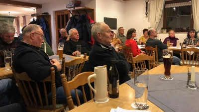Rund 20 Interessierte kamen zur Bürgerversammlung im Gasthof Seemüller nach Pichl. Aindlings Bürgermeisterin Gertrud Hitzler stand nach ihrem Bericht Rede und Antwort.  (Foto: Tanja Marsal)