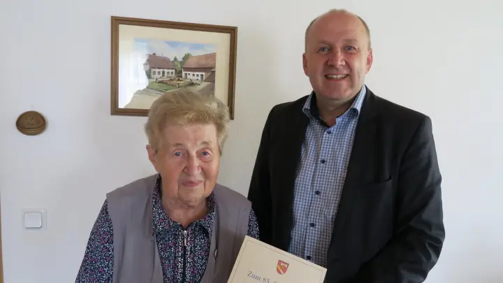 <b>Zum 85. Geburtstag</b> durfte Amalie Birkl von Bürgermeister Markus Hertlein ein Geschenk der Gemeinde und eine Urkunde in Empfang nehmen.  (Foto: Josef Ostermair)