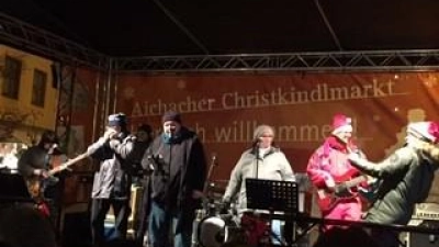 Über zwei Stunden lang ließen die Musiker der einstigen IG Rock die Besucher des Christkindlmarktes die Kälte vergessen. (Foto: Petra Triebenbacher)