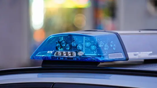 Die Polizei sucht nun nach dem bislang unbekannten Fahrer des blauen Autos.  (Foto: mjt)