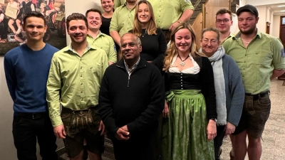 Die Burschen und Madln des katholischen Burschenvereins Aindling wählten im Gasthof Moosbräu ihren neuen Vorstand. (Foto: Sofia Brandmayr)