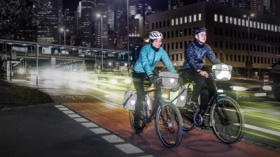 Funktionierende Leuchten und Reflektoren an Rad und Kleidung machen das Fahrradfahren in der Dunkelheit sicherer. (Foto: ortlieb.com/pd-f)