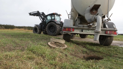 Landwirte aus dem Landkreis Aichach-Friedberg haben erneut die Messung von Nitrat im Grundwasser in Frage gestellt. Ihre Kritik: An manchen Messstellen wird Straßenabwasser beprobt. (Foto: Bastian Brummer)
