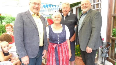 <b>Ingrid Scheuböck ist 80.</b> Zum Geburtstag gratulierten (von links) Bürgermeister Michael Reiter, Ehemann Rudi Scheuböck und Zweiter Bürgermeister Hubert Güntner. (Foto: Gisela Huber)