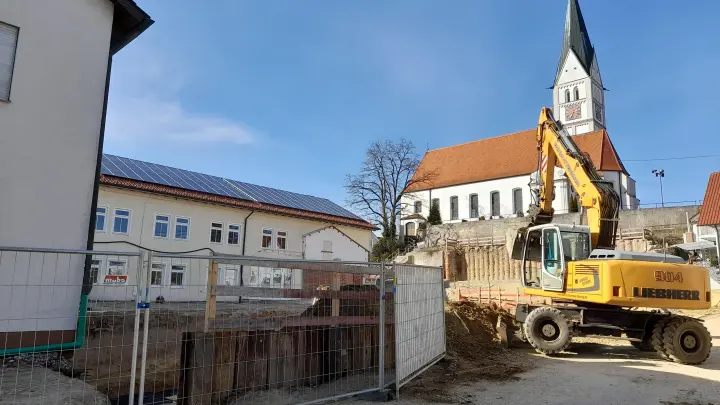 Am Donnerstag, 30. März, erfolgt um 11 Uhr der offizielle Spatenstich für den Neubau des Rathauses in der Kirchstraße in Dasing. Die Baugrube ist bereits ausgehoben.  (Foto: Xaver Ostermayr)