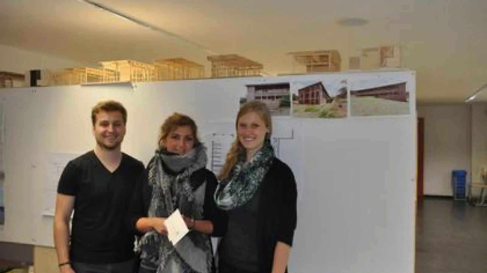 Lukas Michl, Katrin Meyer und Simone Braun  (von links) sind Teil eines Projekts der Hochschule Augsburg, ein Kinderkrankenhaus in Tansania umzubauen. 	Foto: Samuel Kramer (Foto: Samuel Kramer)