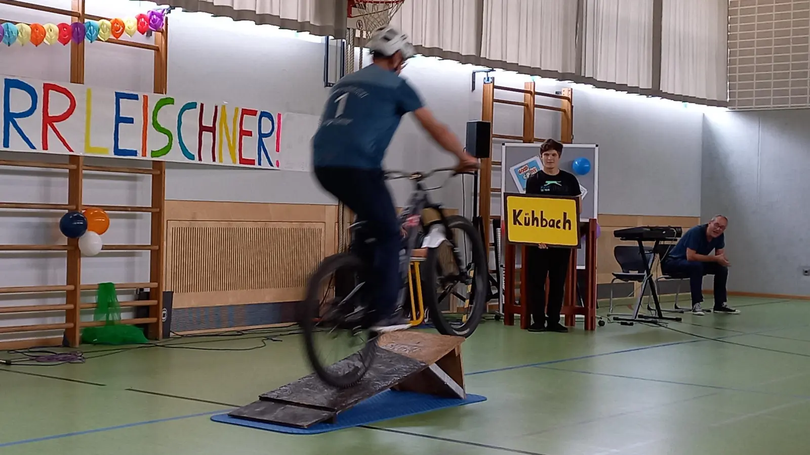 <b>Diesen Absprung</b> hat er geschafft: Peter Leischner wechselt als Schulleiter von Hollenbach nach Kühbach. Links: „Enduro-Rider Philip”, der den Sprung vormachte.  (Foto: Ines Speck)