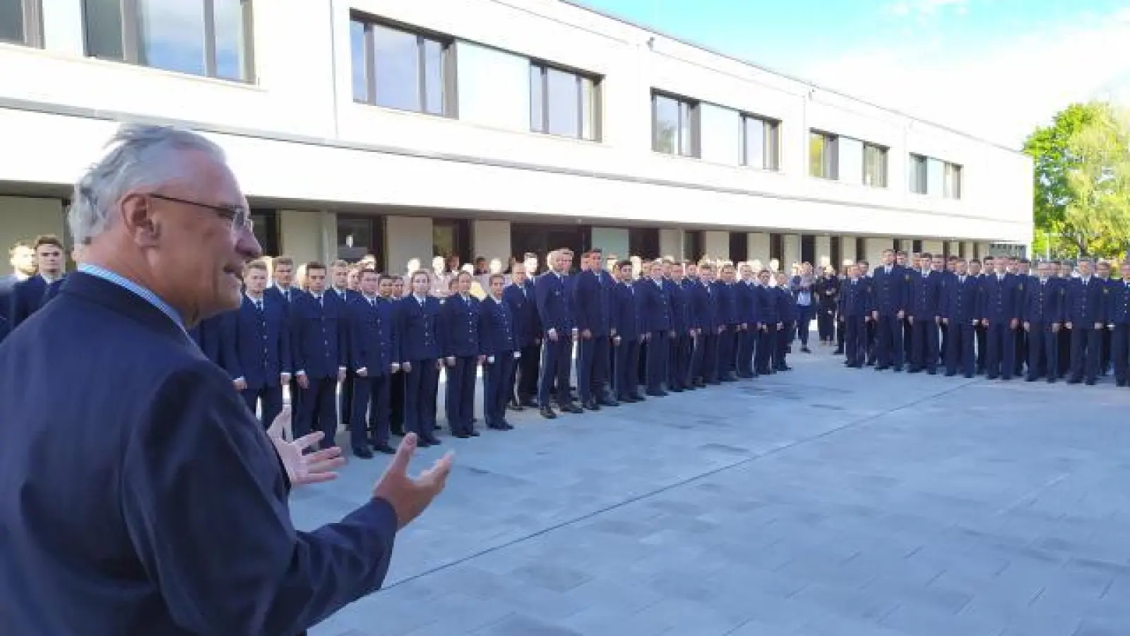153 neue Polizeianwärter   begrüßte Joachim Herrmann am Montag vor den neuen Unterkunfts- und Lehrsaalgebäuden.	Foto: Patrick Bruckner (Foto: Patrick Bruckner)