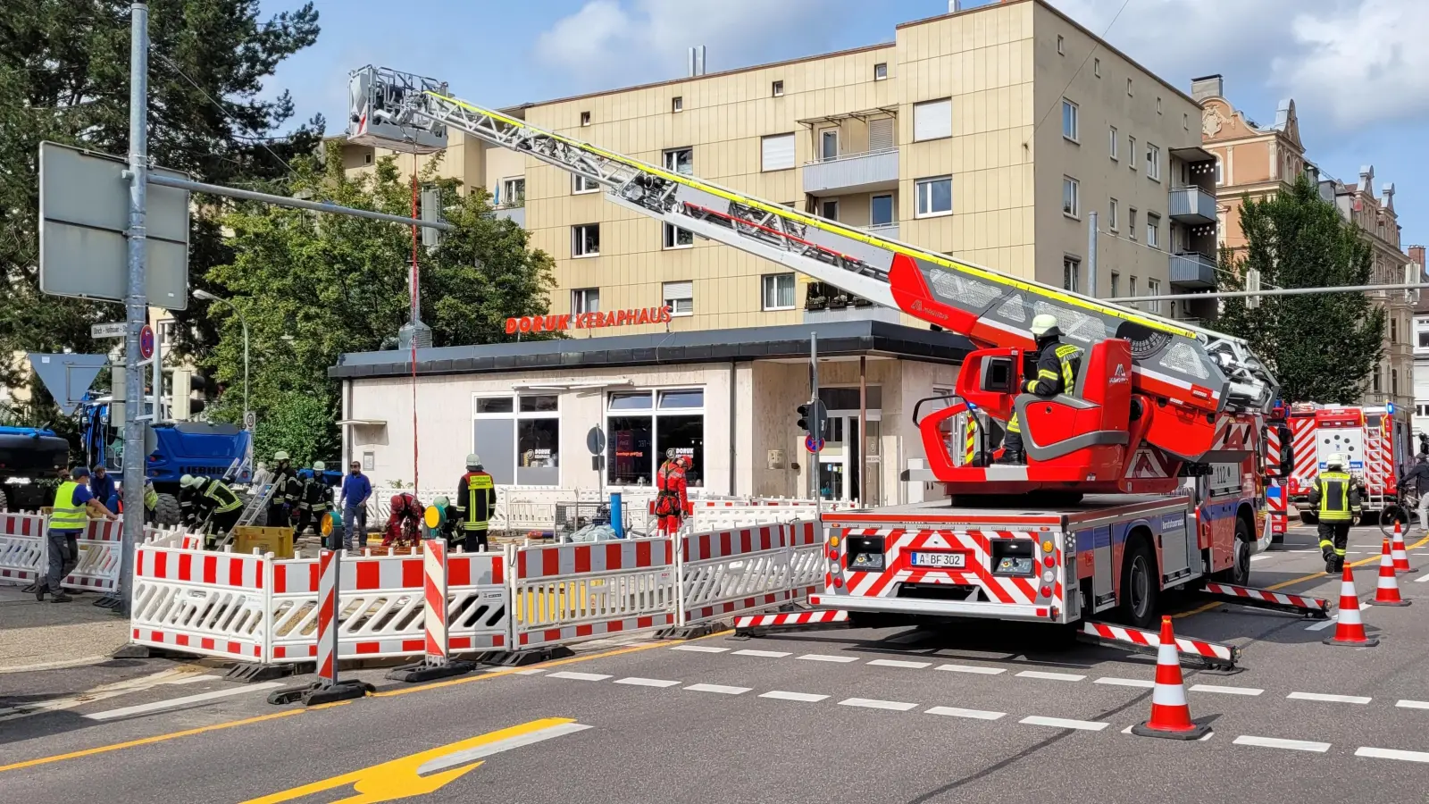 Die Höhenretter der Berufsfeuerwehr mussten am Mittwochnachmittag um 14.49 Uhr zu einem Arbeitsunfall an der Gögginger Straße ausrücken.  (Foto: Berufsfeuerwehr Augsburg)