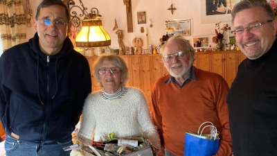 Pater Norbert J. Rasim gratulierte Gisela und Schorsch Huber ebenso wie Bürgermeister Michael Reiter (von links).  (Foto: privat)