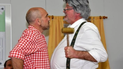 Im Theaterstück   „Nix und nix is zwoamal nix” geraten Jürgen Regau (links) und Frank Quacken aneinander. 	Foto: Steurer (Foto: Steurer)