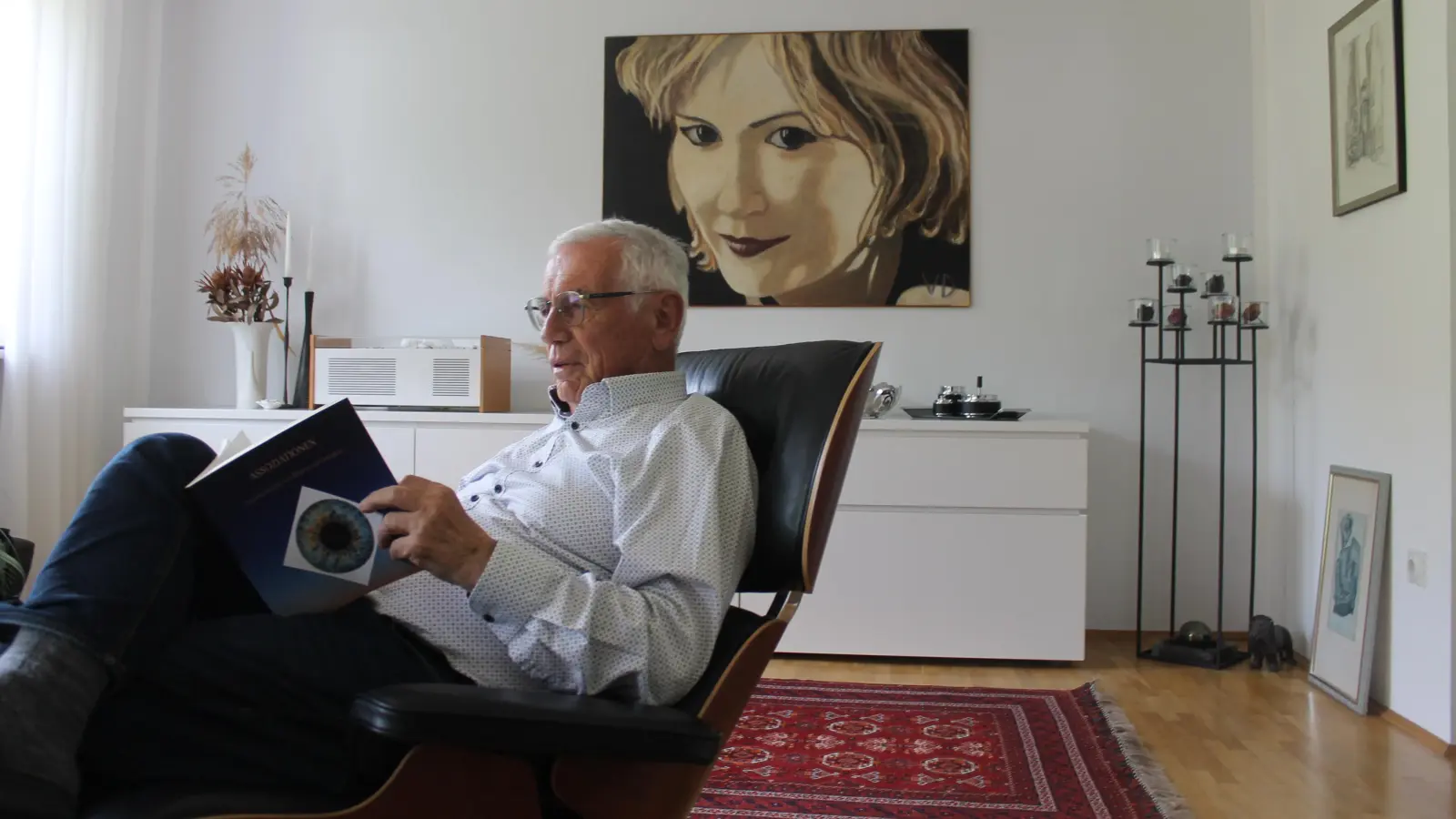 <b>Nachprüfung:</b> Gerd Peschek wirft einen Blick in sein neues Buch „Assoziationen”. (Foto: Dr. Berndt Herrmann)