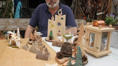<b>Am Sonntag</b> findet in Schiltberg eine Hobby- und Kunstausstellung statt. Die Mitwirkenden kommen aus der Weilachtalgemeinde. Mit dabei ist auch Hermann Finger mit seinen kreativen weihnachtlichen Holzbasteleien.  (Foto: Xaver Ostermayr)