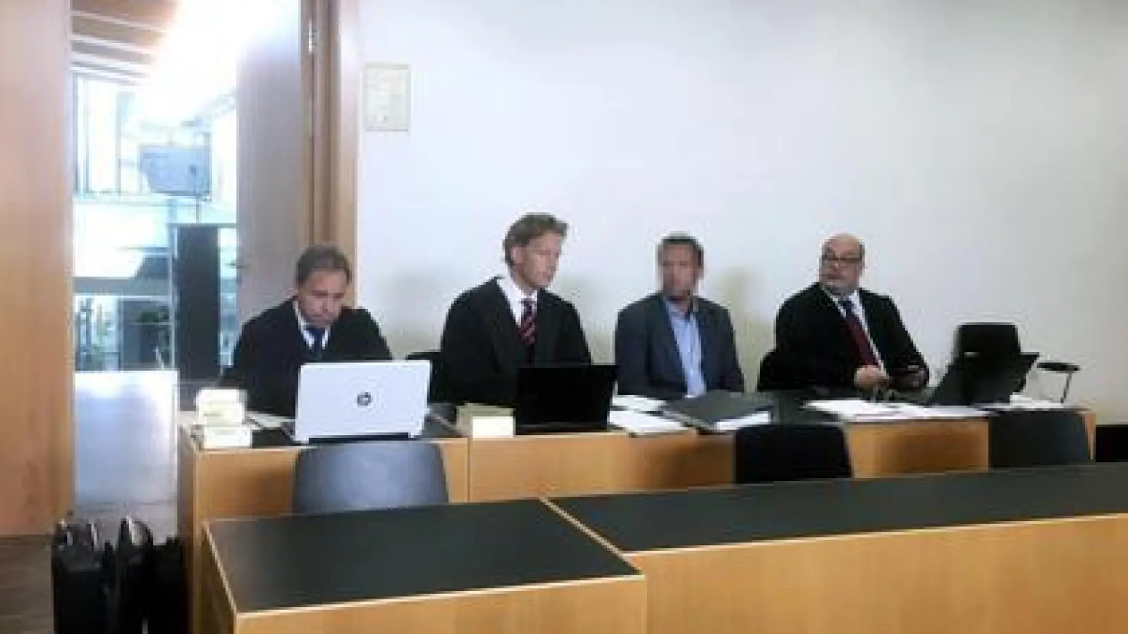 Der Angeklagte   (Zweiter von rechts) wird von drei Rechtsanwälten vertreten: Alexander Eckstein, Thorsten Ebermann und Richard Beyer verteidigen den 38-Jährigen. 	Foto: Monika Grunert Glas (Foto: Monika Grunert Glas)