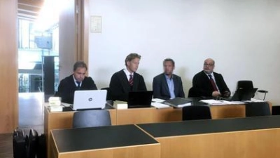 Der Angeklagte   (Zweiter von rechts) wird von drei Rechtsanwälten vertreten: Alexander Eckstein, Thorsten Ebermann und Richard Beyer verteidigen den 38-Jährigen. 	Foto: Monika Grunert Glas (Foto: Monika Grunert Glas)