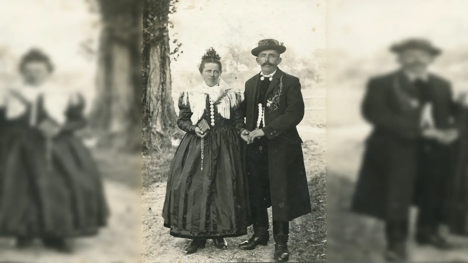 <b>Im Jahr 1919</b> heirateten Martin Höß aus Untermauerbach und Afra Kreutmayr aus Dasing in Untermauerbach noch in altbayerischer Tracht. (Foto: Fotorepro: Anton Mayr)