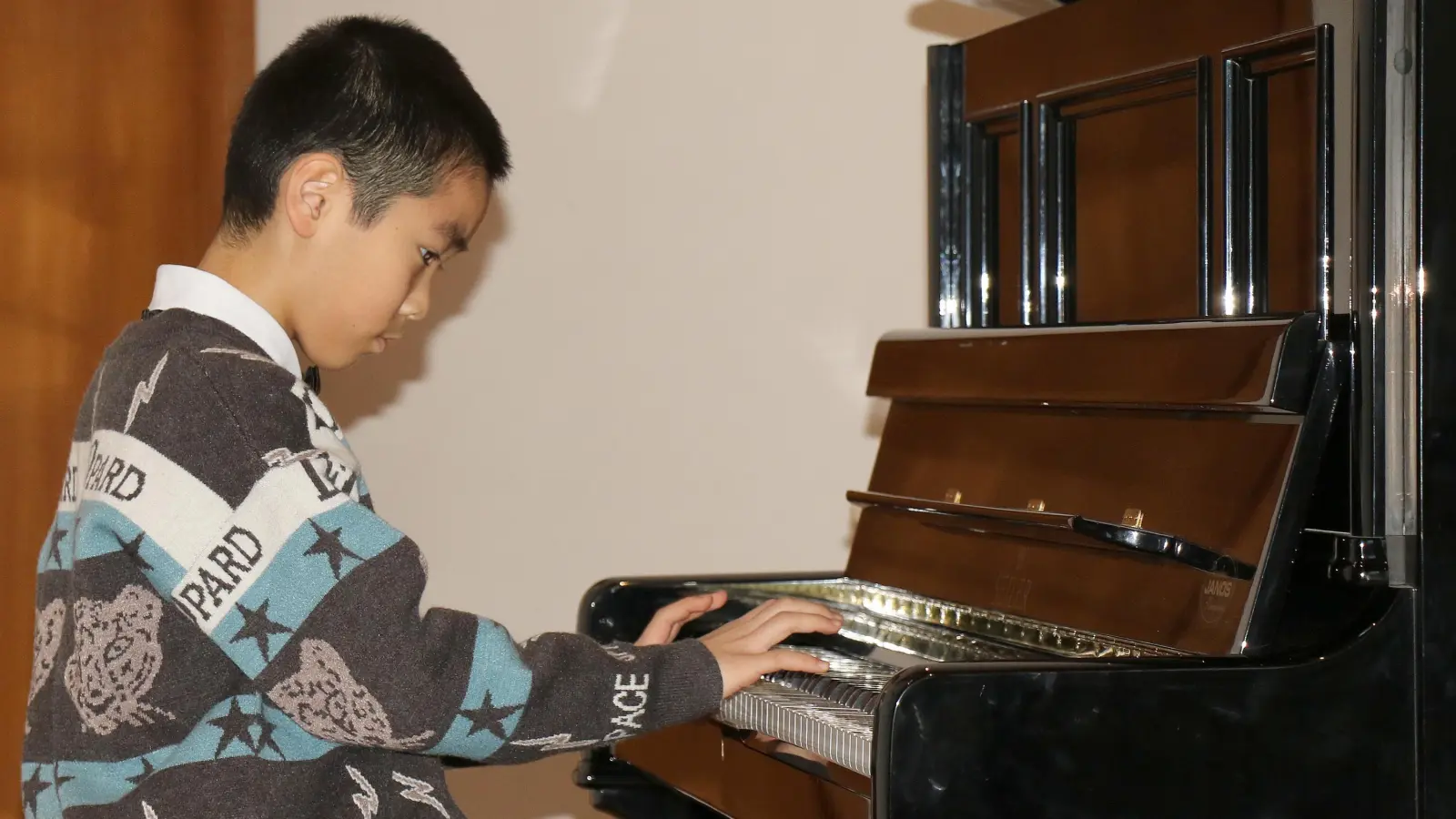 <b>Der neunjährige Maximilian Zhang</b> bewies in Altomünster sein Können am Klavier.  (Foto: Claudia Neumüller)