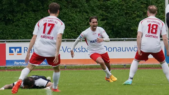 „Gabi on Fire”: Gabriel Merane nach seinem 3:2-Siegtreffer, durch den der TSV Aindling Meister der Bezirksliga Nord wurde. (Foto: Siegfried Kerpf)
