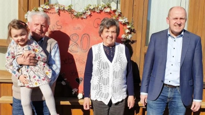 Ihren 80. Geburtstag   feierte kürzlich Berta Birkl. Dazu gratulierten Bürgermeister Markus Hertlein (rechts) sowie Ehemann Franz mit dem jüngsten Enkelkind Anna. 	Foto: Franz Hofner (Foto: Franz Hofner)