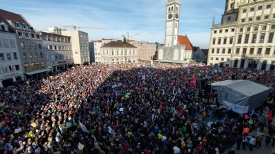 Zur Kundgebung „Augsburg gegen rechts“ auf dem Rathausplatz kamen Anfang Februar um die 25.000 Menschen. (Foto: Maximilian Tauch)