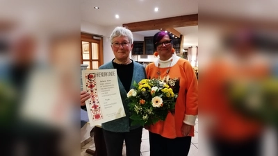 <b>Zum Ehrenmitglied</b> wurde Antonie Huber beim Obst- und Gartenbauverein Pichl ernannt. Sie setzt sich seit vielen jahren für den verein ein. Vorstand Sonja Fischer (rechts) gratulierte.  (Foto: Josef Kigle)