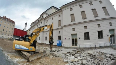 Vorhang auf für die Baumaschinen:<br> Am Augsburger Theater haben die Arbeiten rund um die Sanierung begonnen.  (Foto: David Libossek)