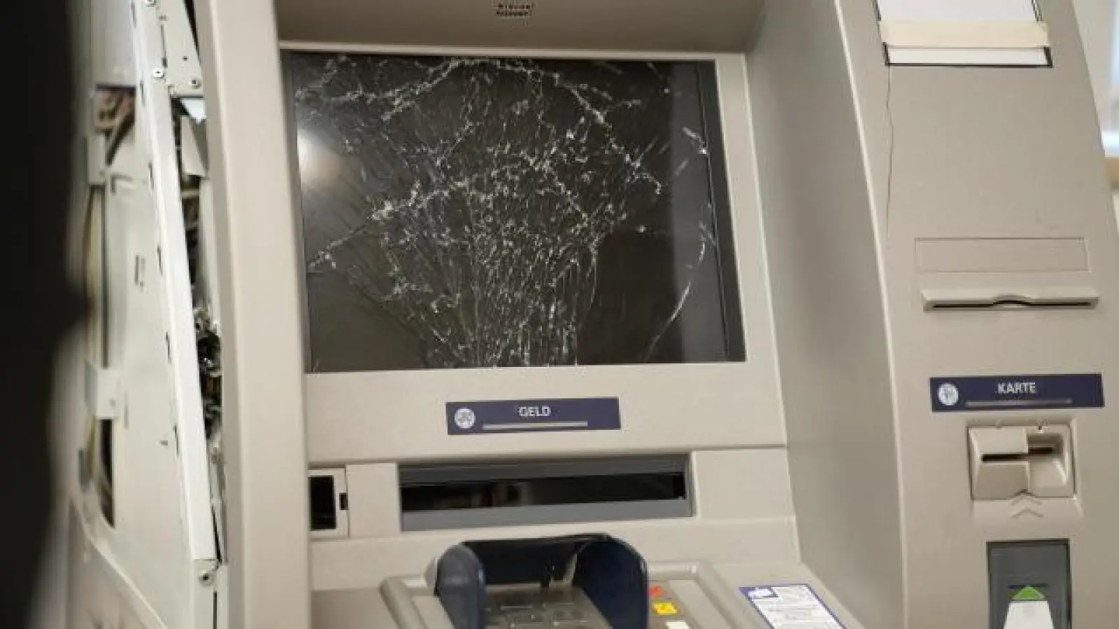 Einen zerstörten Geldautomaten   stellte das Landeskriminalamt gestern bei der Pressekonferenz aus, um zu verdeutlichen, wie brutal und skrupellos die Bande vorging. 	Foto: Bayerisches Innenministerium (Foto: Bayerisches Innenministerium)