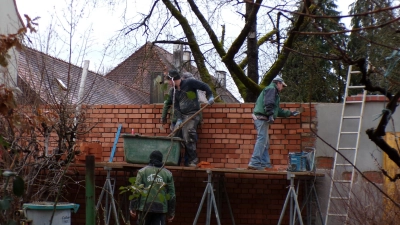 <b>Renovierungsarbeiten</b> an der Mauer.  (Foto: Gisela Huber)