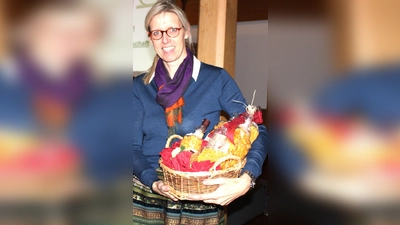 <b>Die Geschäftsführerin</b> des Vereins „Unsere bayerischen Bauern” Eva-Maria Haas stellt ihre Organisation vor. Vom FBG bekam sie als Dankeschön einen Geschenkkorb mit Erzeugnissen aus dem Wittelsbacher Land. (Foto: Franz Hofner)