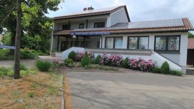 <b>Bereits Ende Juli</b> stellt die Volksbank-Raiffeisenbank Dachau in Hilgertshausen ihren Parteiverkehr ein. Das stattliche Bankgebäude muss einer dichten Wohnbebauung weichen.  (Foto: Josef Ostermair)