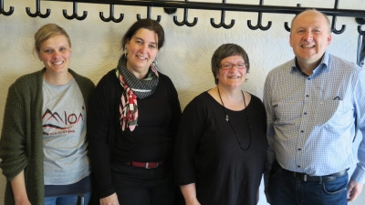 <b>Das große Engagement</b> von Nadja Zirnwald, Bettina Klimmer und Bettina Stichlmair (von links) hat sich gelohnt. Bürgermeister Markus Hertlein dankte diesem Trio. (Foto: Josef Ostermair)