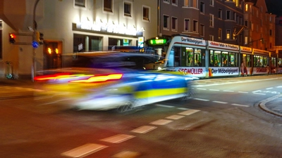 In der Rosenaustraße wurde in der Nacht auf Freitag ein Auto angezündet.  (Symbolfoto: Maximilian Tauch)