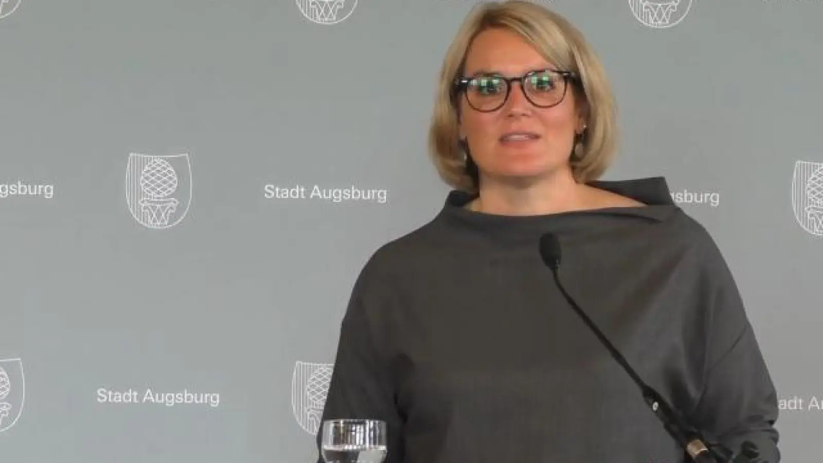 Auf einer Pressekonferenz   hat unter anderem Oberbürgermeisterin Eva Weber über eine neue Allgemeinverfügung für Augsburg informiert.	Foto: Screenshot/Youtube-Pressekonferenz/StadtAugsburg (Foto: Screenshot/Youtube-Pressekonferenz/StadtAugsburg)