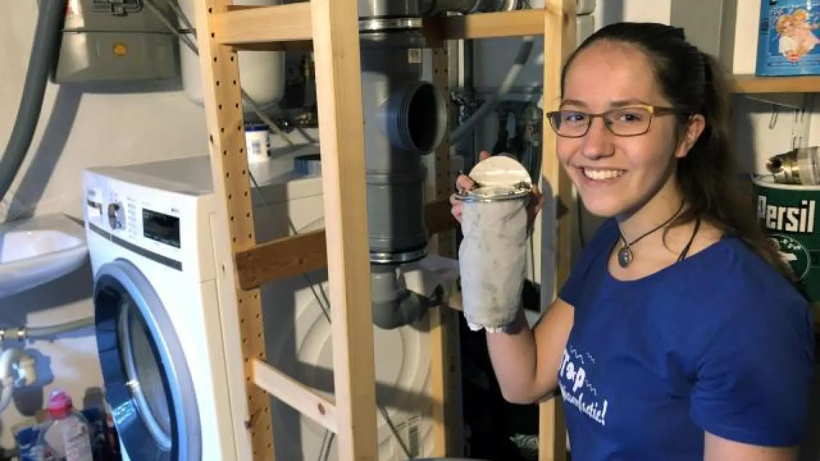 Leonie Prillwitz zeigt stolz   ihren selbst entwickelten Filter für die Waschmaschine. Er fängt Mikrofasern auf, die die Umwelt verschmutzen.	Fotos: Carla Holz (Fotos: Carla Holz)