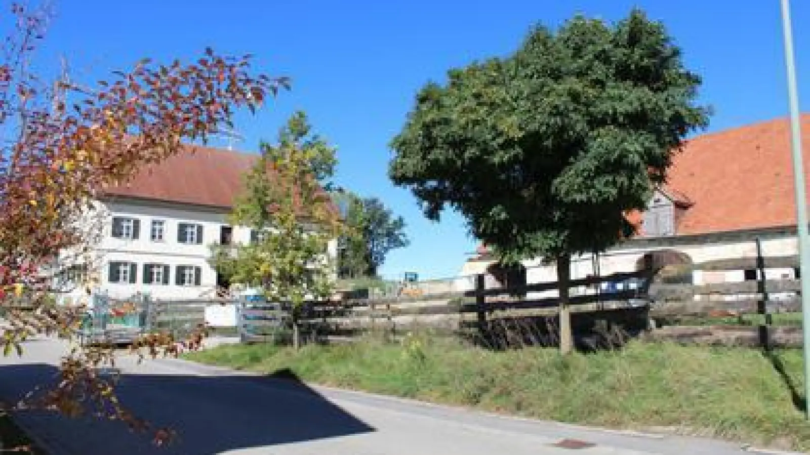Die Sanierung und Umnutzung  des Dreiseithofes in Heretshofen beschäftigt den Adelzhausener Gemeinderat noch länger.	Foto: beh (Foto: beh)
