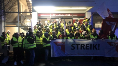 Zu Warnstreiks bei den Bäckereien hat die Gewerkschaft NGG aufgerufen. Am Donnerstag legten die Beschäftigten der Augsburger Bäckerei Ihle die Arbeit nieder. Über 80 Kolleginnen und Kollegen beteiligten sich laut Laura Schimmel von der Gewerkschaft NGG an dem Streik. (Foto: NGG)