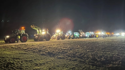 <b>”Affing leuchtet”:</b> Am Sonntagabend sorgten Landwirte mit ihren blinkenden Fahrzeugen dafür, dass sie sichtbar waren.  (Foto: Franziska Bachmeir)