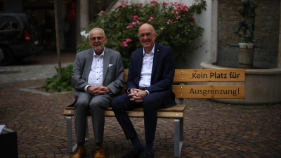 Bank gegen Ausgrenzung: Aichachs Bürgermeister Klaus Habermann(links) und Landrat Klaus Metzger  (Foto: Mike Couball)
