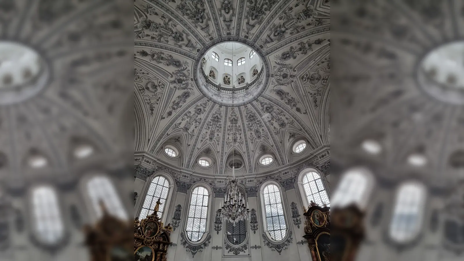 <b>An der Balustrade</b> in dieser kreisrunden Kuppel, dem sogenannten Apostelturm, stand Sabine Dauber mit der Kamera und bot den Zuschauern einen seltenen Blick in den Innenraum der Wallfahrtskirche Maria Birnbaum. (Foto: Alice Lauria)