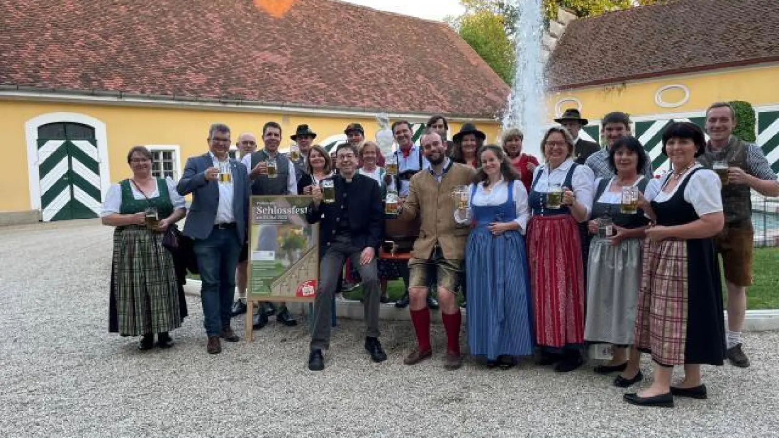 Bei einer Bierprobe   stimmte sich das gesamte Schlossfestteam kürzlich auf die Benefiz-Veranstaltung ein. Die Feier in Pöttmes findet am 21. Mai statt. 	Foto: privat (Foto: privat)