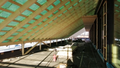 <b>Blick unter das Notdach</b> auf dem Erweiterungsbau des Aichacher Landratsamtes. Bis April bleibt die Aushilfskonstruktion noch oben.  (Foto: Landratsamt Aichach)