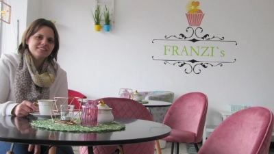Franziska Greifenegger eröffnet am Montag in Laimering ihr Café. Neben Torten und süßen Schnittchen gibt es auch Snacks wie Schnitzel- oder Leberkässemmeln.  (Foto: Ines Speck)