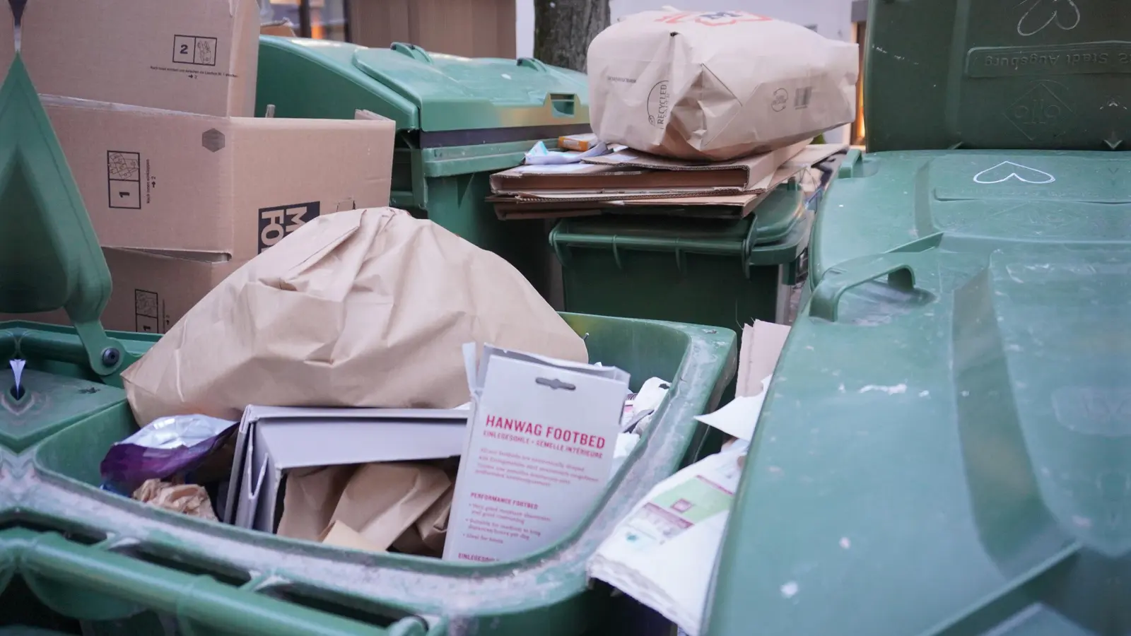 Überfüllte Papiertonnen sind für den Augsburger Abfallwirtschaftsbetrieb ein Problem. (Foto: mjt)