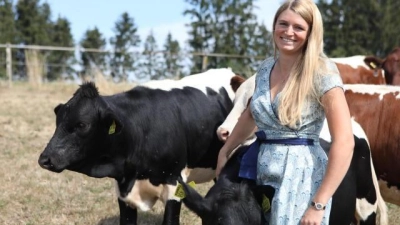 Theresa Eberle   hält seit einiger Zeit Kühe auf der Weide hinter ihrem Haus. Bei Gerolsbach wollen sie und ihr Mann Lukas einen Bio-Betrieb aufbauen. Zur Landwirtschaft kam sie nur aus Interesse - und Freude an der Tierhaltung.	Foto: Bastian Brummer (Foto: Bastian Brummer)