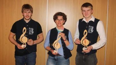 <b>Eine Auszeichnung</b> erhielten (von links): Daniel Dirrhammer, Claudia Zeitlmeier und Ludwig Reiner. <br> (Foto: Claudia Mokosch)